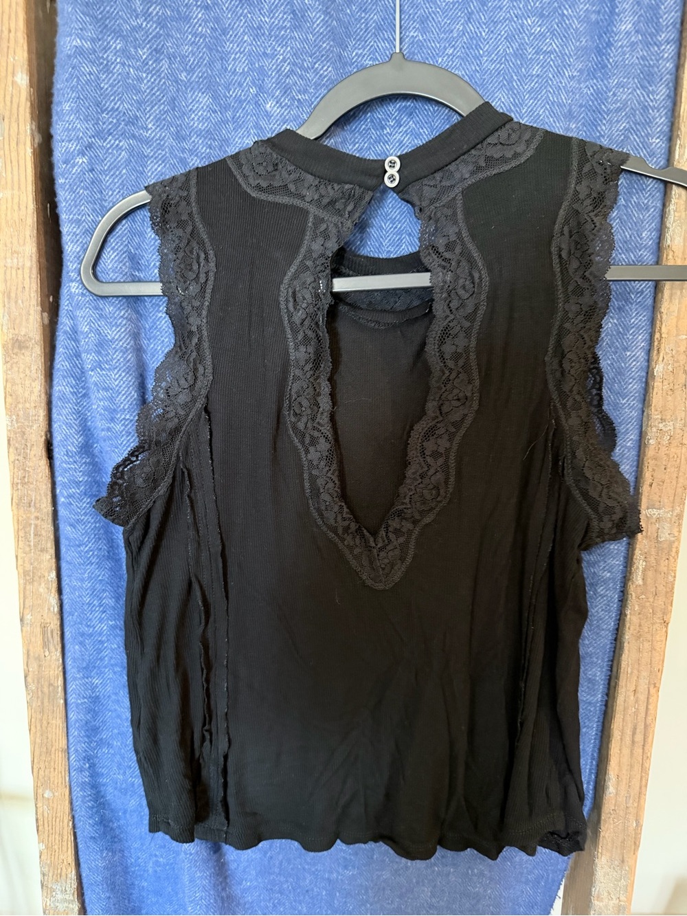 Elegant Black Lace-Trim Sleeveless Camisole